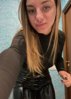 Jovencita Perfecta De Masturba En El Baño Del Restaurant 7