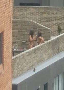 Ricas lesbianas pilladas En la azotea 3