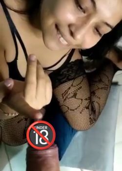 Se pone juguetona con la verga 7