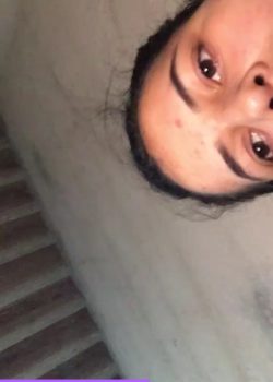 Solo se toca el clítoris y queda chorreando 7