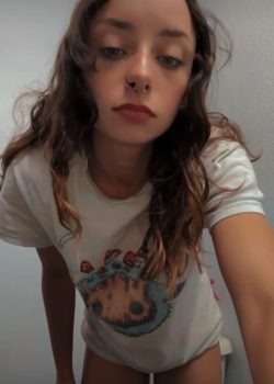 Queda sin nada y se toca las teticas 7