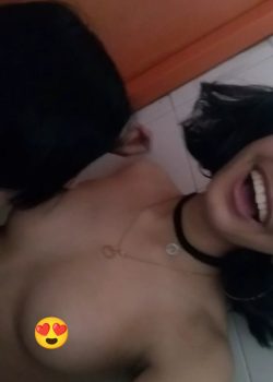 Amigas traviesas se meten al baño 6