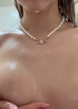 Mina De Tetas Diminutas 5