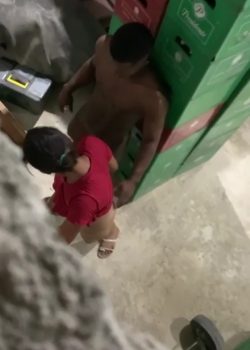 Pillados cogiendo en el jale 4