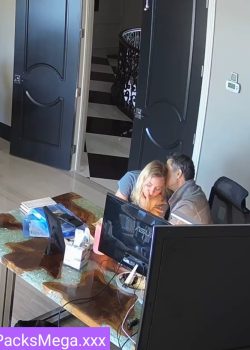 La cámara la pilla con su jefe 21
