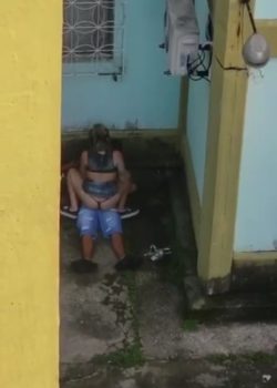 Mientras el marido trabaja se la cogen hasta en la calle 8