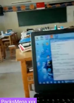 Colegiala humillada Mamando Verga En la escuela 18
