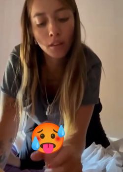 Jovencita enfermera cura a sus pacientes con la boca 7