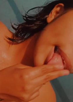 Se mete al baño a darse ricos deditos 18