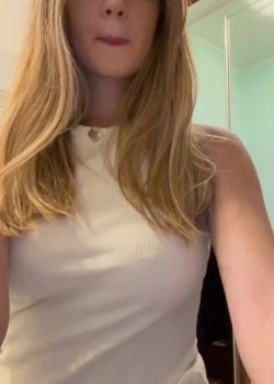 Laura deliciosa rubia dándose deditos 8