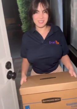 Preciosa Mina Chichona Le Dan La Propina Con Verga 3