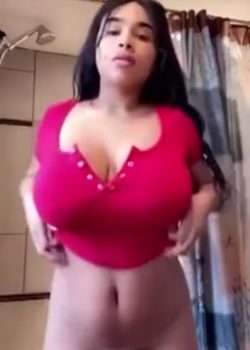 Chichona Jovencita Se Mete Dedos En El Baño 14