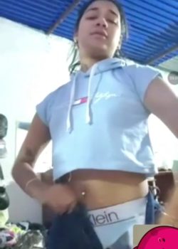 Jovencita se Desnuda en vídeo llamada para su vato 5