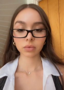 Jovencita De Lentes Cachonda+ Vídeo 11